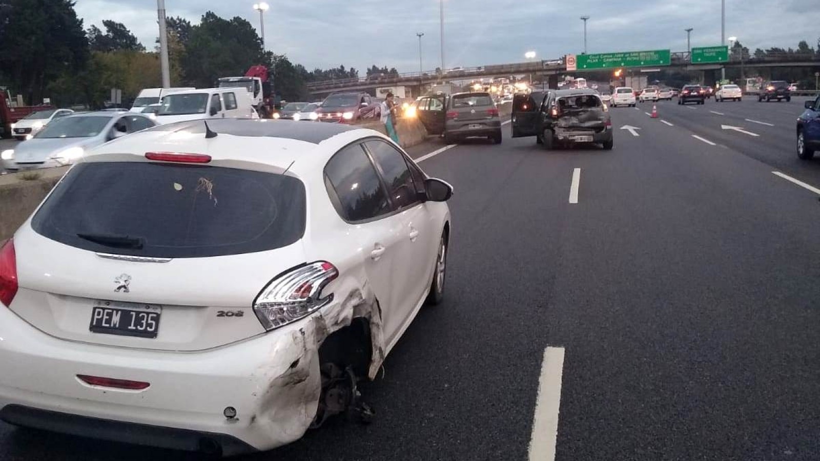 Choque múltiple en la Panamericana altura San Isidro entre doce vehículos, con dos heridos